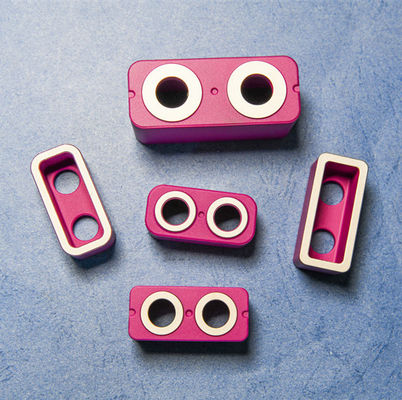 Aluminiumkeramische Platte mit Wärmeschlagfestigkeit 250 °C Hohe Volumendichte ≥3,65 und Härte 9 Mohs