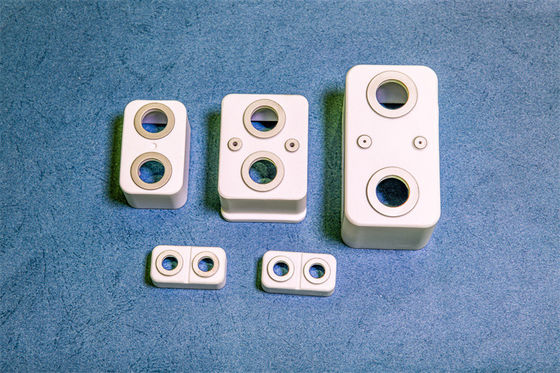 Hochverschleißfeste Aluminiumoxid-Keramikgehäuse mit 9 Mohs-Härte und 20 kV/mm Durchschlagfestigkeit für Al2O3-Komponenten